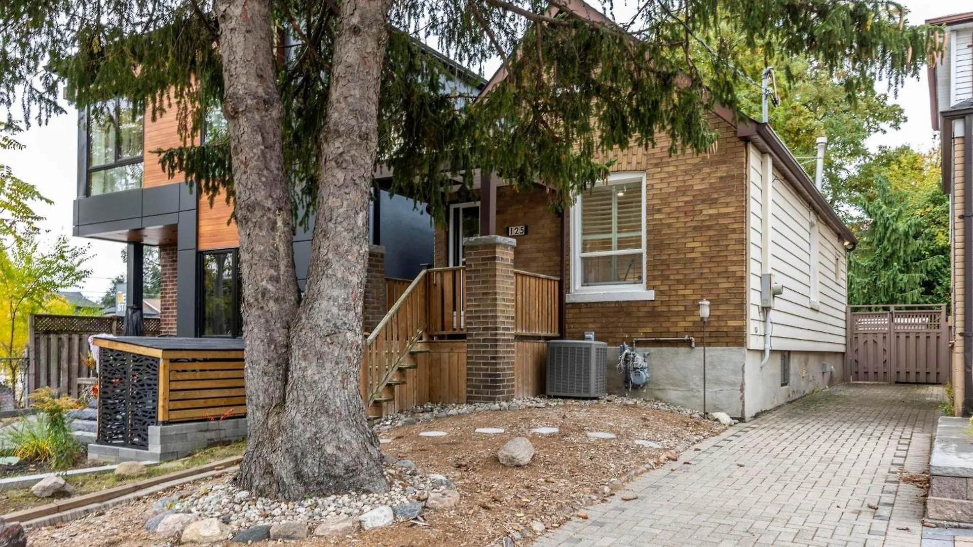Private House With Parking & Steps To Subway Apartment Toronto