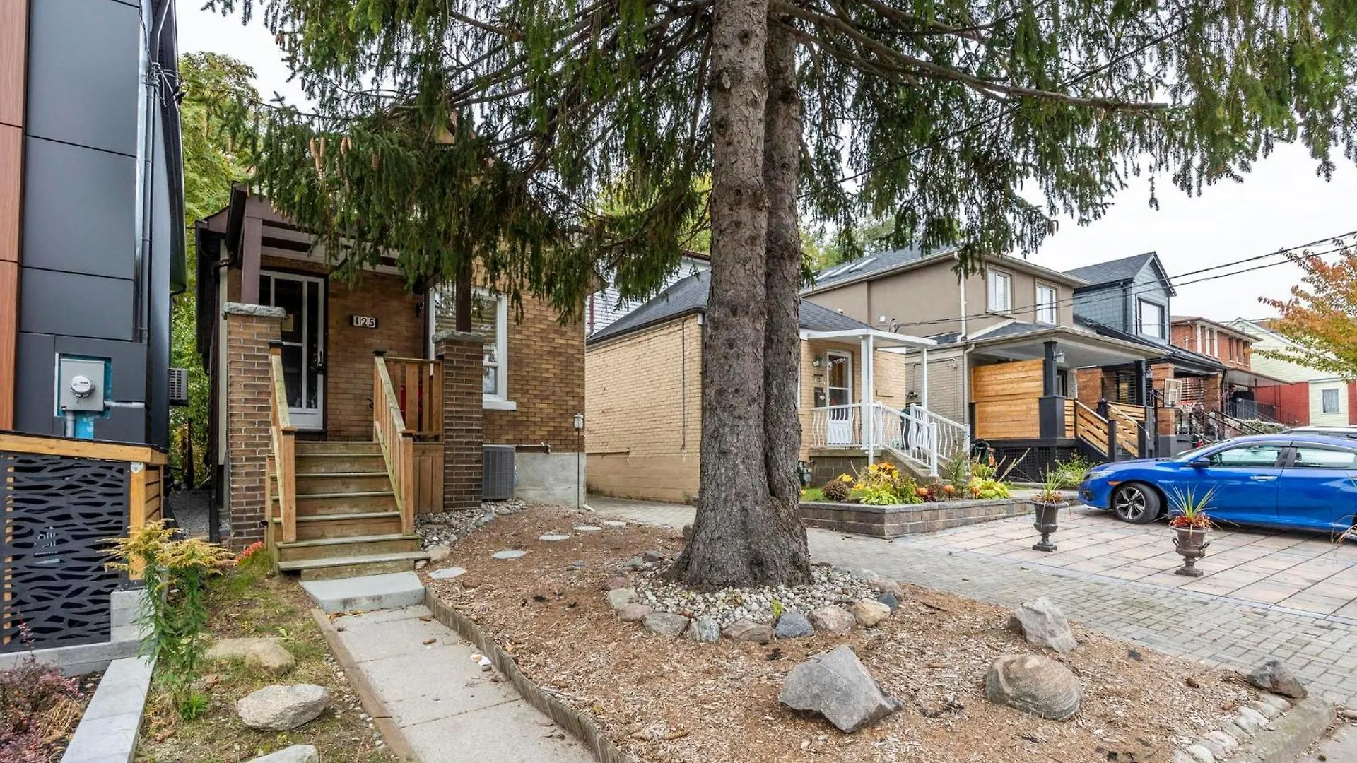 Private House With Parking & Steps To Subway Apartment Toronto
