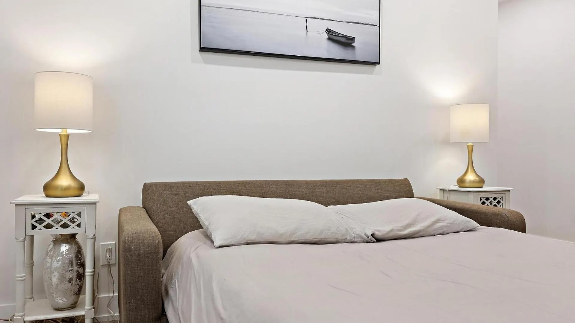 Private House With Parking & Steps To Subway Apartment Toronto