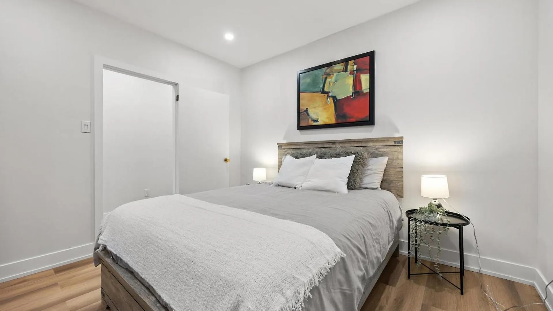 Private House With Parking & Steps To Subway Apartment Toronto