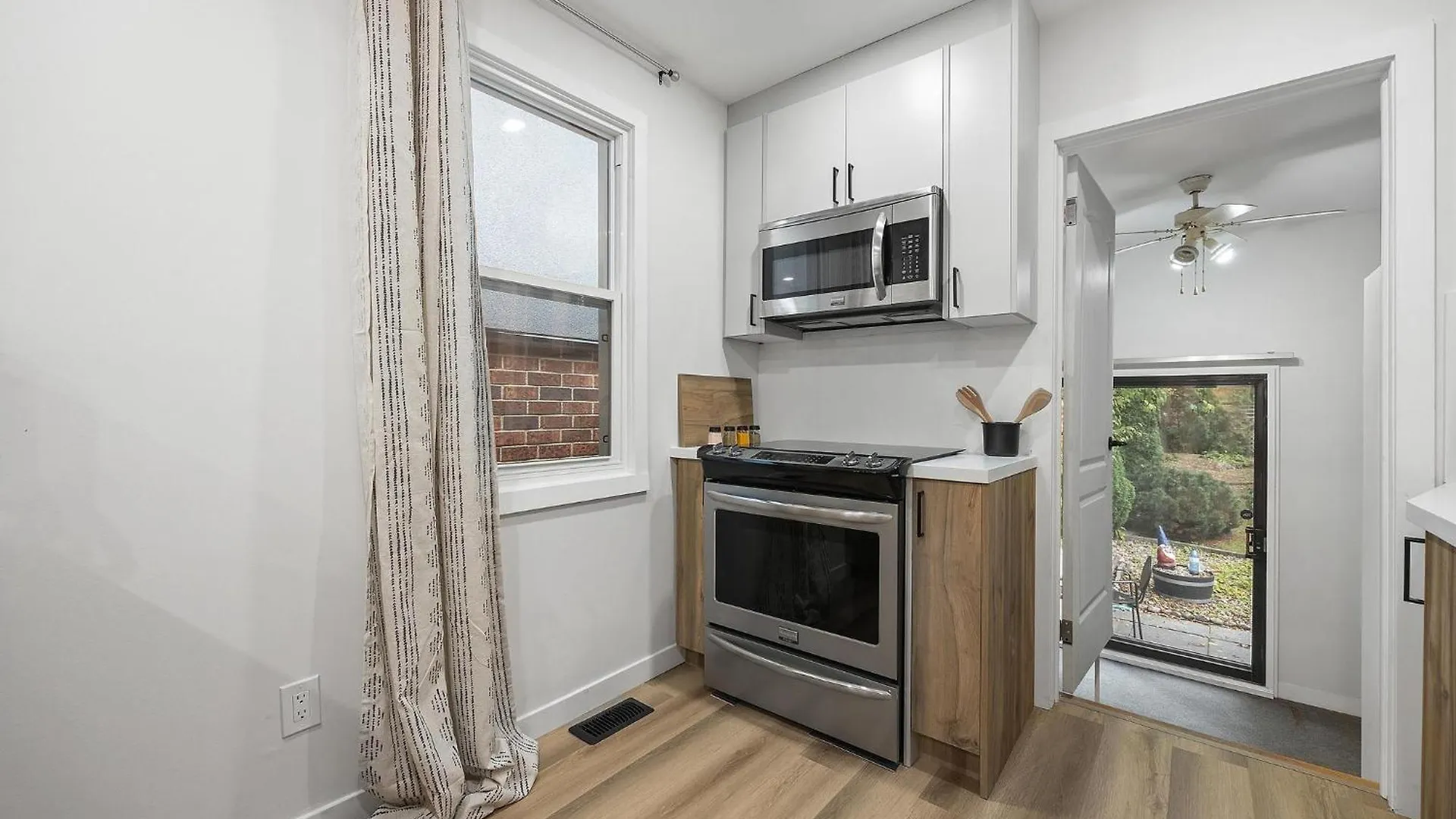 Private House With Parking & Steps To Subway Apartment Toronto Canada