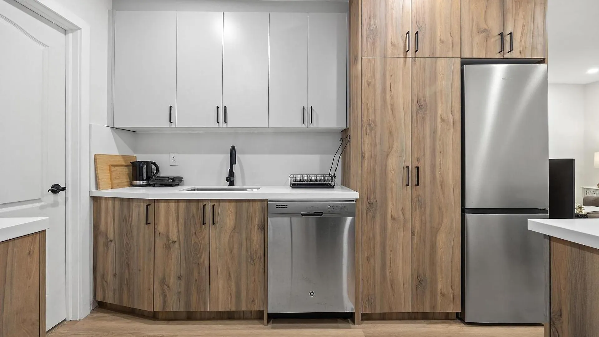 Private House With Parking & Steps To Subway Apartment Toronto 0*,