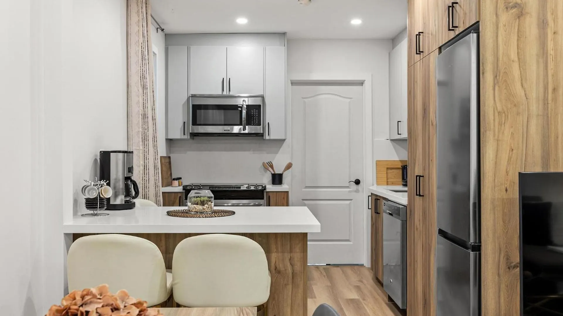 Private House With Parking & Steps To Subway Apartment Toronto
