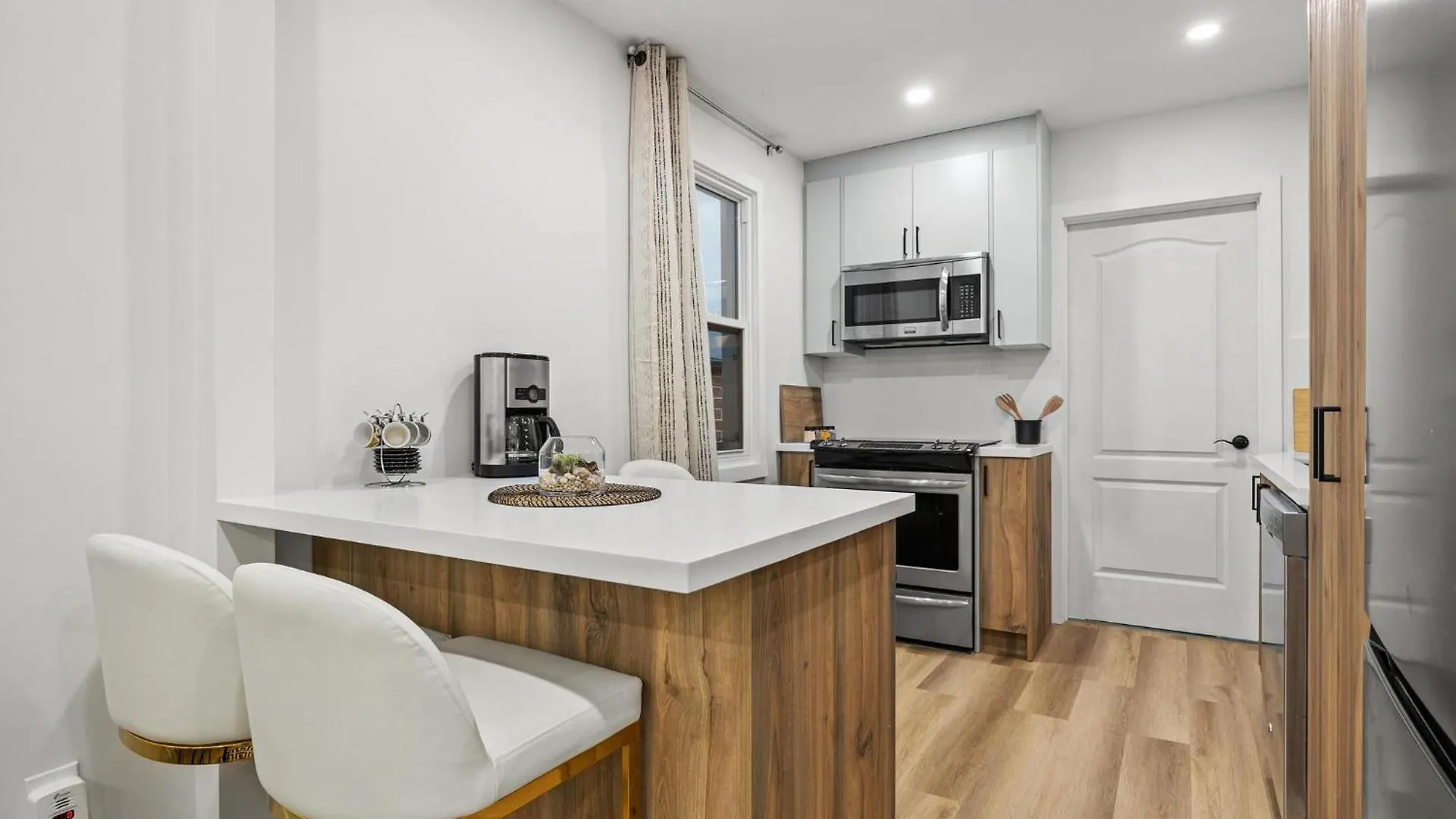 Private House With Parking & Steps To Subway Apartment Toronto