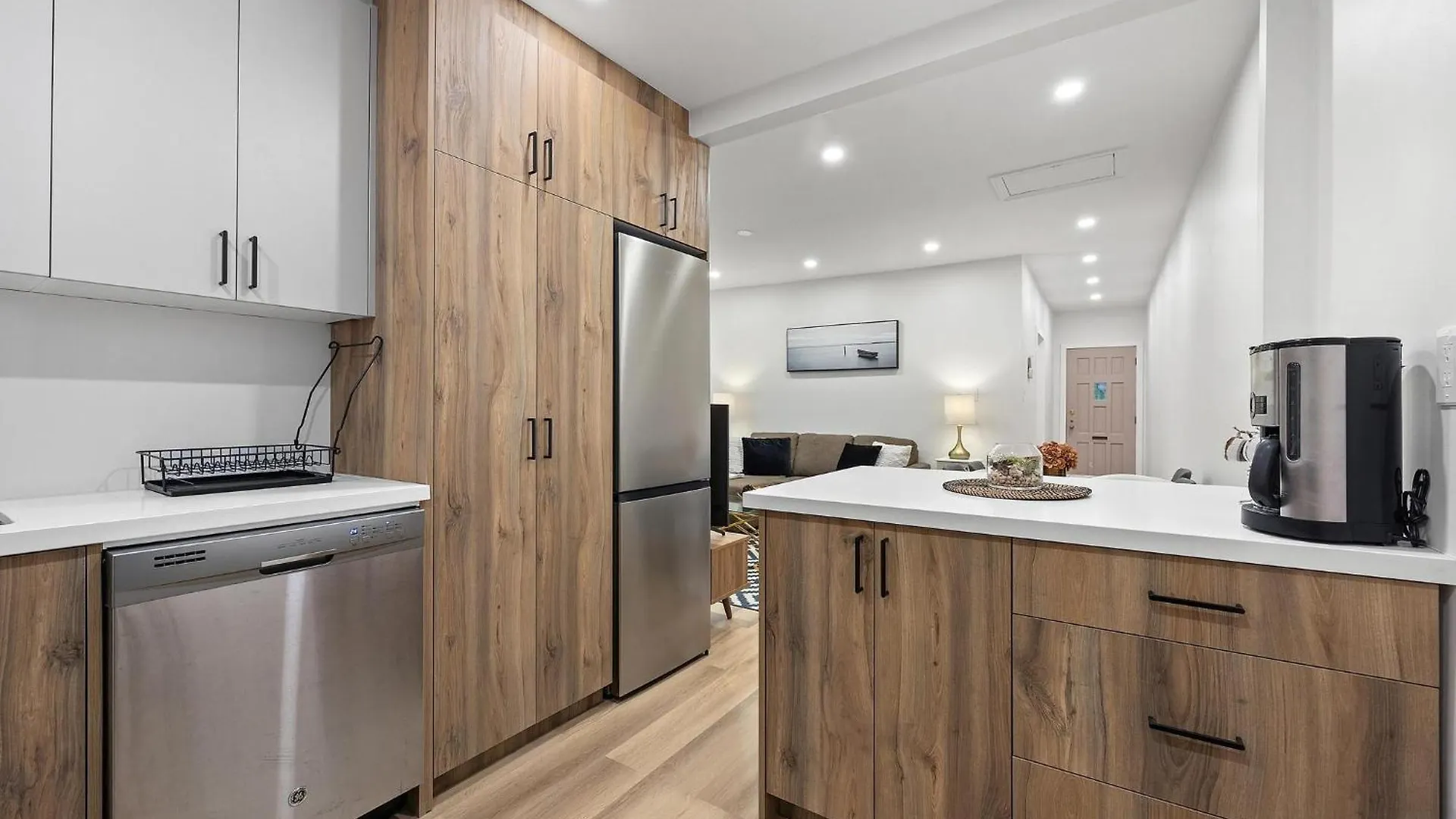 Private House With Parking & Steps To Subway Apartment Toronto
