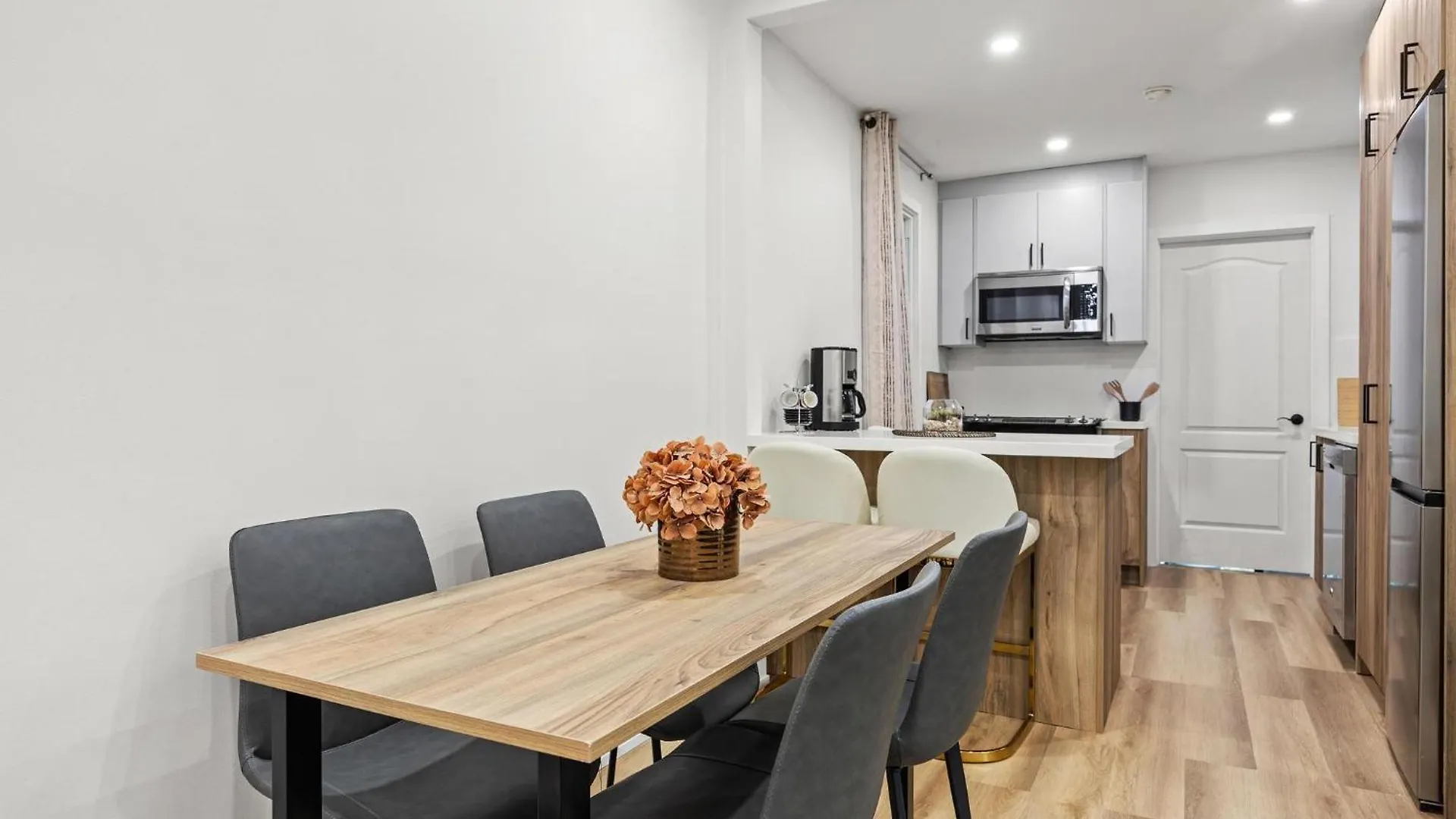 Private House With Parking & Steps To Subway Apartment Toronto