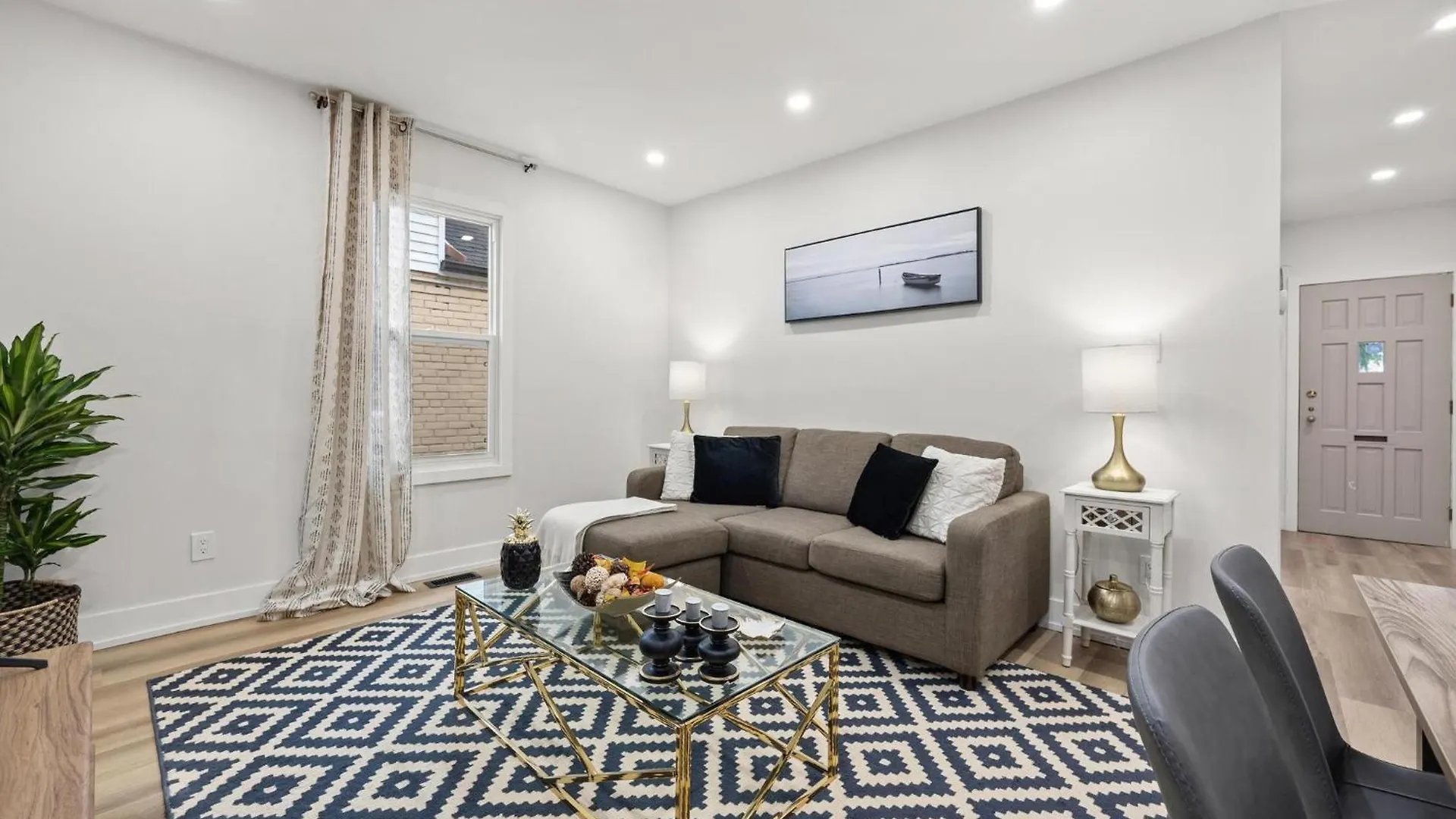 Private House With Parking & Steps To Subway Apartment Toronto