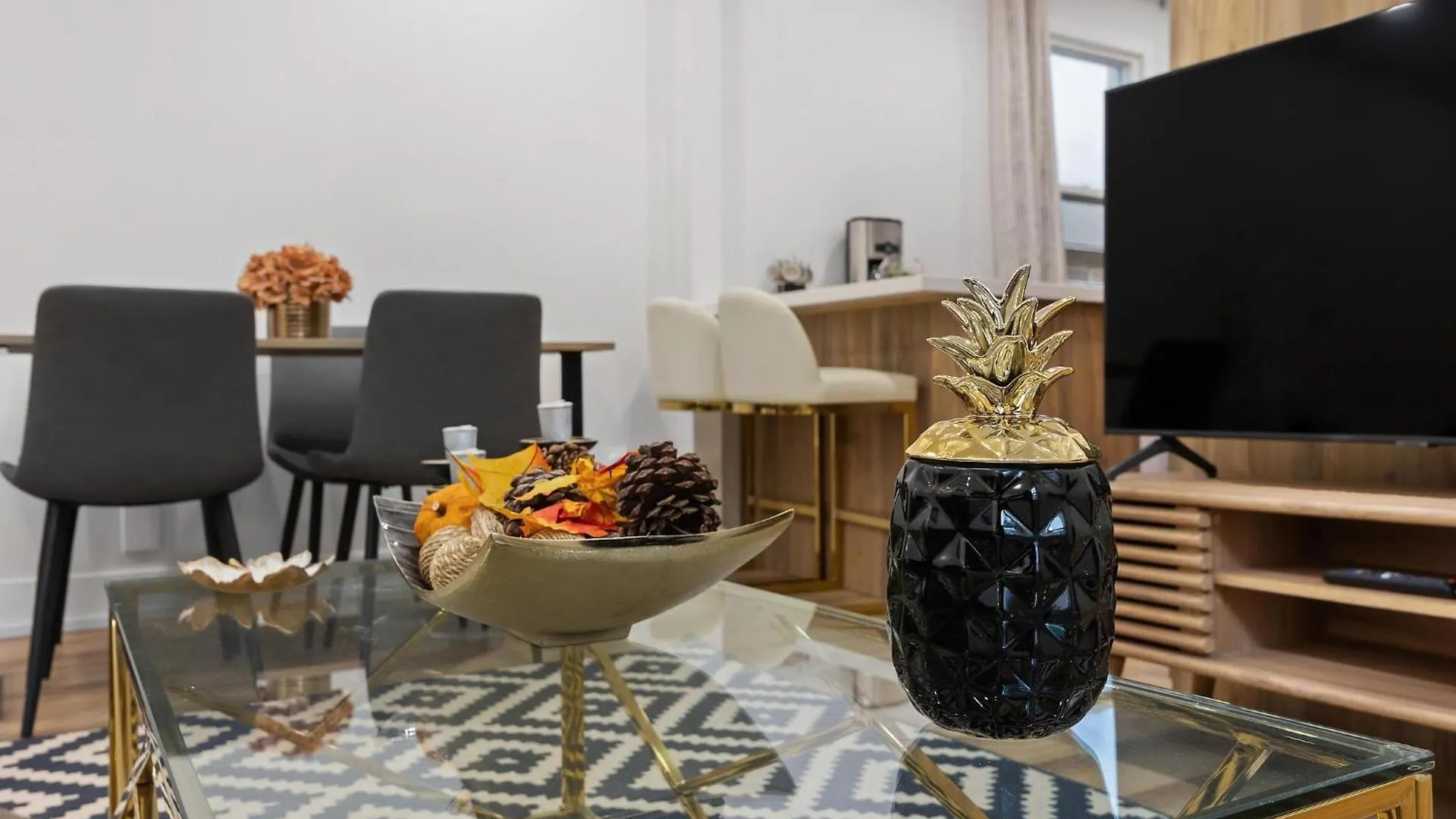 Private House With Parking & Steps To Subway Apartment Toronto 0*,  Canada